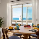 Beachfront Apartment, 25m From The With Ac And Heating