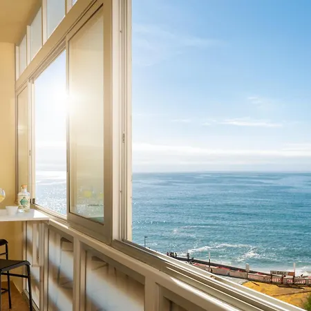 Beachfront Apartment, 25m From The With Ac And Heating *